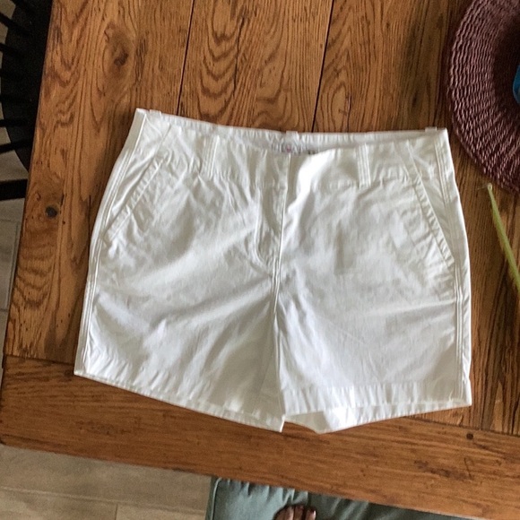 Vineyard Vines White Shorts SZ 10 Like new without tags - Picture 3 of 10